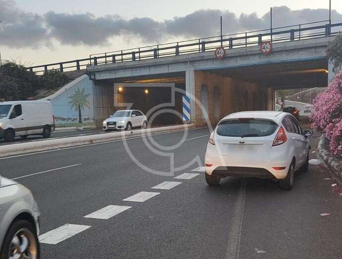 Vehículo abandonado en la Avenida del Cabildo/TA.